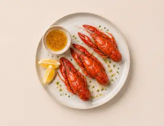 Раки с пряным маслом и лимонной подачей