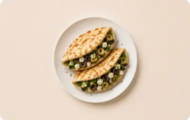Греческая пита с оливками, сыром и зеленью