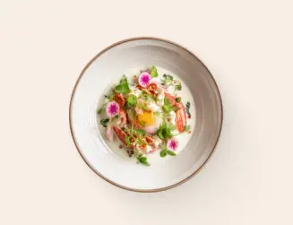 Окрошка с крабом и яйцом пашот