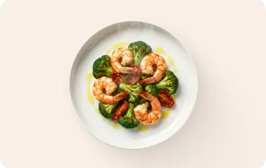 Теплый салат с креветками и брокколи